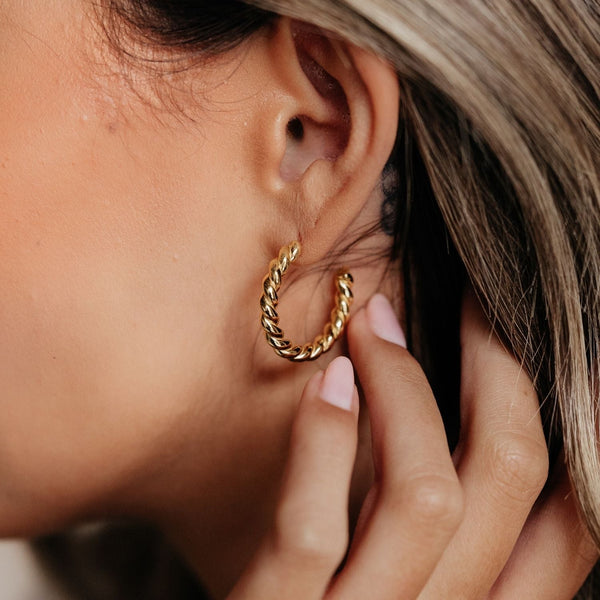 Roma Designer Jewelry Earrings Roma Twist Hoop Earrings (Gold)